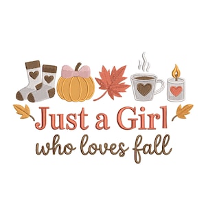 Könnte beinhalten: Ein Stickdesign mit herbstlichen Elementen. Es zeigt Socken mit Herzen, einen Kürbis mit Schleife, ein Ahornblatt, eine Kaffeetasse und eine Kerze. Der Text lautet "Just a Girl who loves fall."