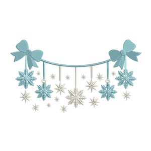 Op de afbeelding: Geborduurd ontwerp met een slinger van sneeuwvlokken en sterren in blauw en zilver, geaccentueerd met twee blauwe strikken. Geschikt voor winter- of vakantieprojecten. Witte achtergrond.