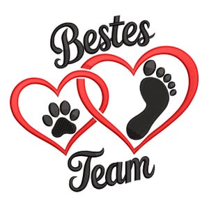 Puede incluir: Un diseño bordado con dos corazones rojos entrelazados. Un corazón contiene una huella de pata negra, el otro una huella de pie negra. Las palabras "Bestes Team" están escritas en escritura negra arriba y abajo de los corazones.