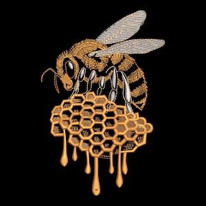 Könnte beinhalten: Eine gestickte Darstellung einer Biene, die auf einer Honigwabe mit tropfendem Honig sitzt. Die Biene ist in schwarz-weißem Garn dargestellt, während die Honigwabe und der Honig in goldfarbenem Garn gestickt sind.