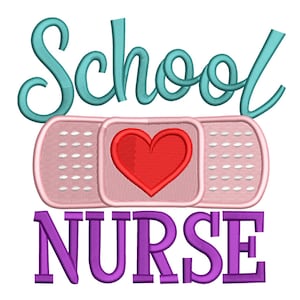 Puede incluir: Diseño gráfico con las palabras "School NURSE" en turquesa y morado. La palabra "School" está arqueada sobre un diseño de vendaje rosa con un corazón rojo en el centro. El diseño está sobre un fondo blanco.