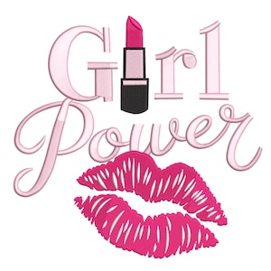 Op de afbeelding: Roze geborduurd ontwerp met de woorden "Girl Power", een lippenstift en een paar lippen. De lippenstift is roze met een zwarte basis. De lippen zijn felroze.