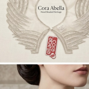 Peut inclure: Gros plan sur un collier et un col brodés à la main avec le texte "Cora Abella Hand-Beaded Heritage". Le collier et le col sont faits de perles argentées et sont présentés sur un fond blanc.
