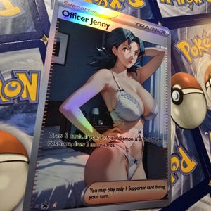 Op de afbeelding: Een holografische "Officer Jenny" Pok&eacute;mon Trainer kaart. De kaart bevat een illustratie van een vrouw in lingerie. De tekst op de kaart luidt: "Trek 2 kaarten. Als je Actieve Pok&eacute;mon een TAG TEAM Pok&eacute;mon is, trek dan 2 extra kaarten."