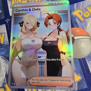 Op de afbeelding: Een holografische Trainerkaart met Cynthia & Delia. De kaart toont twee vrouwen in schorten. Tekst op de kaart luidt: "Schud je hand in je deck. Trek dan 6 kaarten." en "Je mag slechts 1 Supporterkaart spelen tijdens je beurt."
