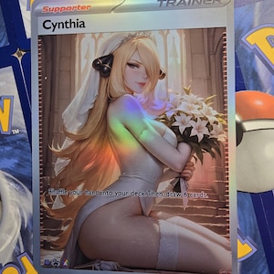 Op de afbeelding: Een holografische Trainerkaart met Cynthia, een blonde vrouw in een witte jurk, met een boeket. De kaart is gelabeld "Supporter" en bevat de tekst "Schud je hand in je deck. Trek dan 6 kaarten."