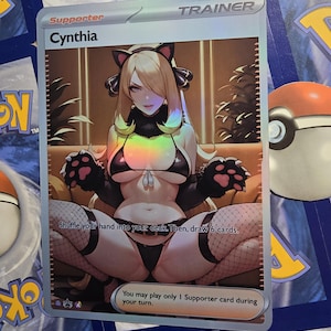 Op de afbeelding: Een holografische "Cynthia" Trainerkaart uit het Pok&eacute;mon Trading Card Game. De kaart toont een anime-stijl illustratie van een vrouw in een zwarte outfit met kattenoren. Tekst op de kaart bevat "Supporter" en spelinstructies.