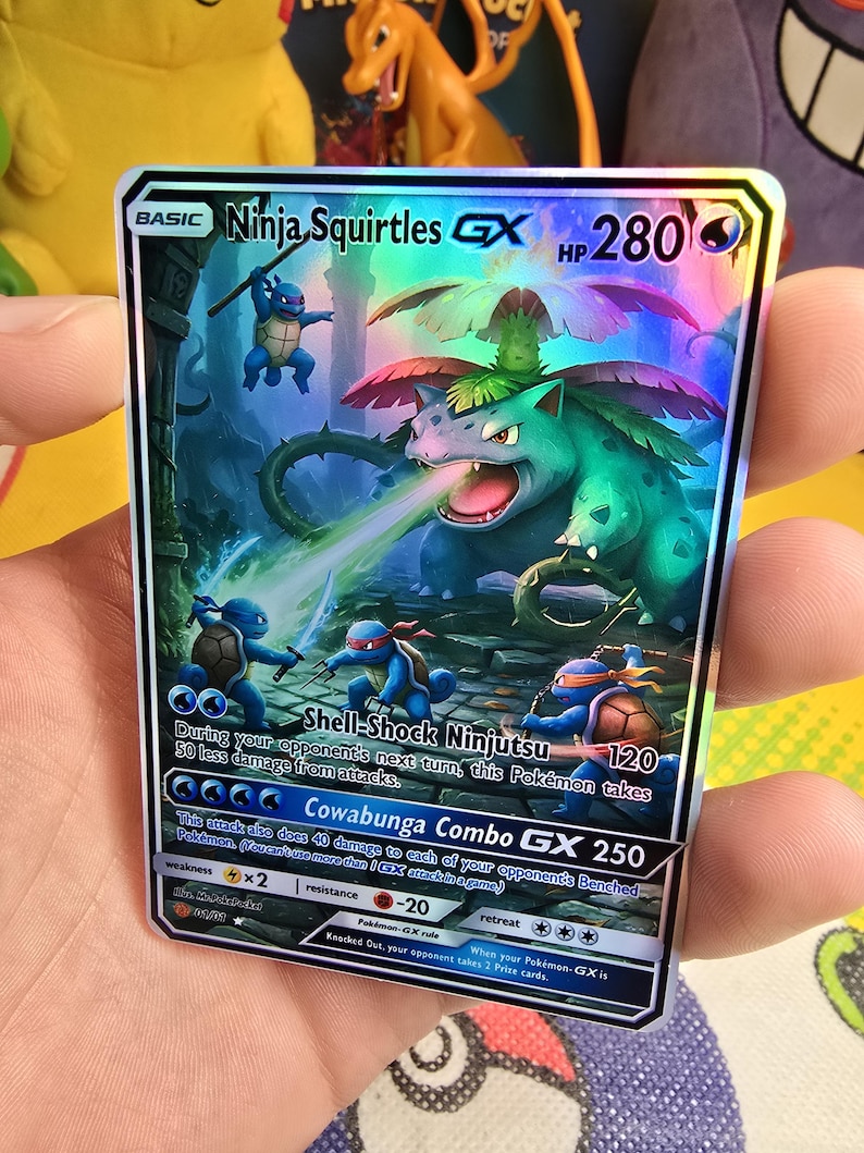 K&ouml;nnte beinhalten: Eine holografische Pok&eacute;mon-Karte mit "Ninja Squirtles GX" und 280 KP. Die Karte zeigt eine Kampfszene mit blauen, schildkr&ouml;tenartigen Kreaturen und einer gro&szlig;en, gr&uuml;nen, pflanzenartigen Kreatur. Die Karte hat Angriffsbezeichnungen und einen "Cowabunga Combo GX 250" Angriff.