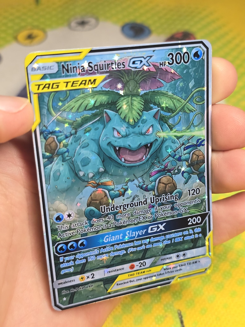 K&ouml;nnte beinhalten: Eine Pok&eacute;mon-Sammelkarte mit "Ninja Squirtles GX", einer blau-gr&uuml;nen Illustration eines gro&szlig;en, schildkr&ouml;tenartigen Wesens und kleineren Kreaturen. Die Karte enth&auml;lt Text mit HP, Angriffen und anderen Spieldetails.