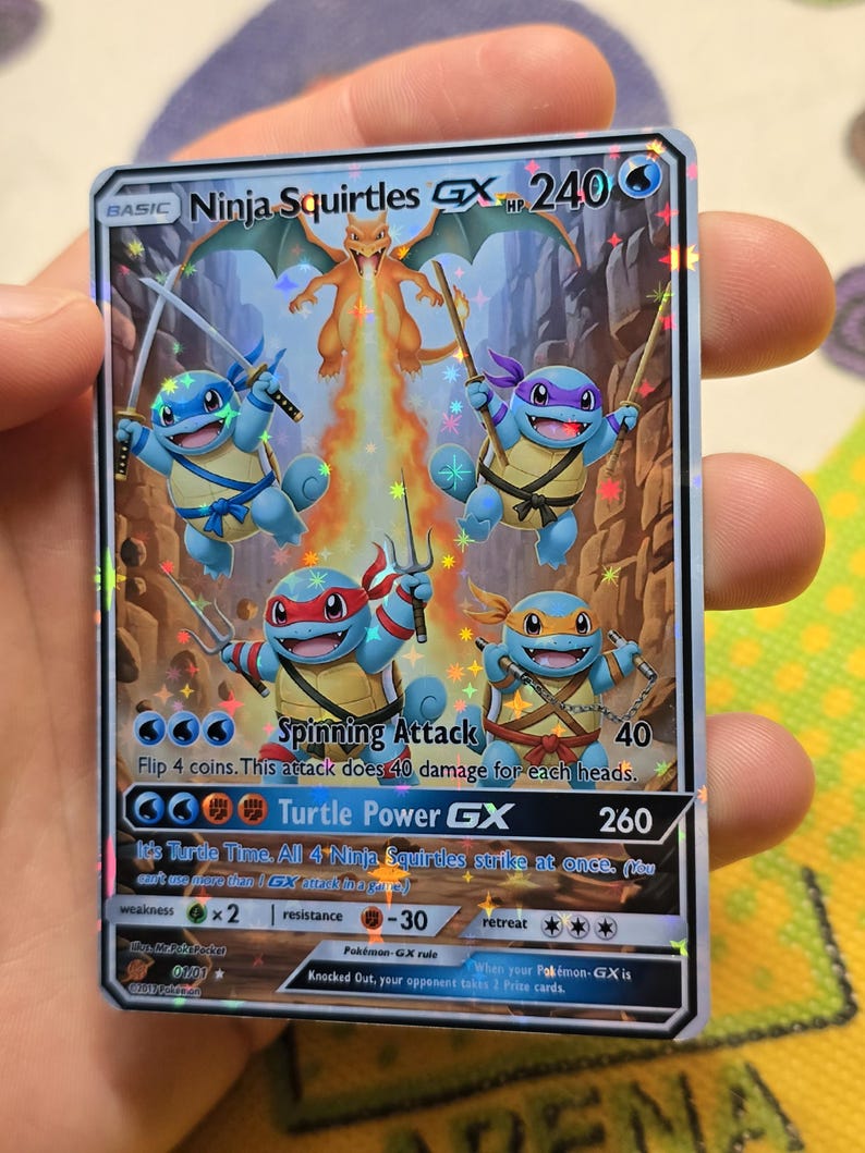 K&ouml;nnte beinhalten: Eine holografische Pok&eacute;mon-Sammelkarte mit vier Schiggy-Figuren als Ninjas, mit einem Glurak im Hintergrund. Die Karte tr&auml;gt den Text "Ninja Squirtles GX" und "Spinning Attack".