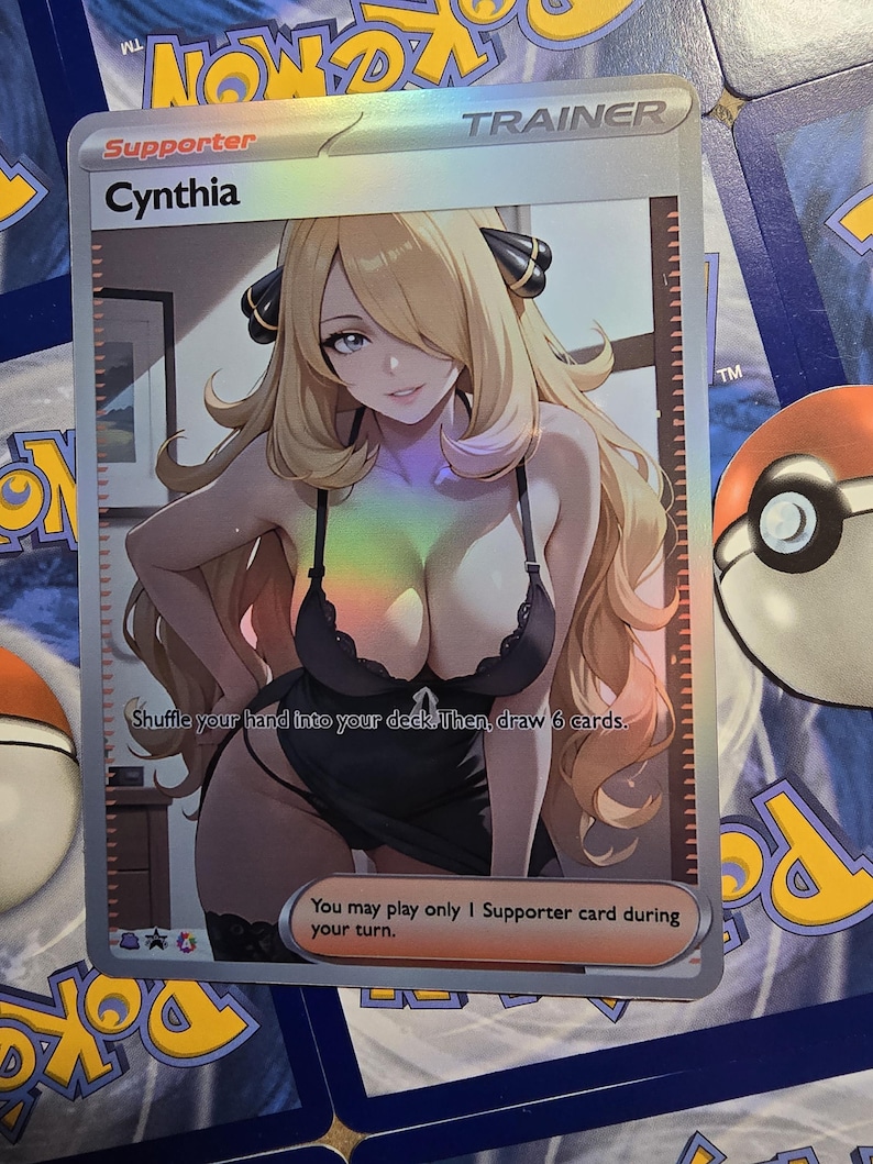Op de afbeelding: Een holografische Cynthia Trainerkaart uit het Pok&eacute;mon Trading Card Game. De kaart toont een illustratie van een vrouw met blond haar in een zwarte outfit. De kaarttekst bevat "Schud je hand in je deck. Trek dan 6 kaarten."
