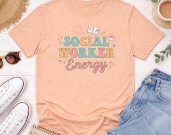 Camiseta "Social Worker Energy" / Diseño retro de tipografía, café y cuaderno