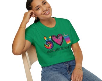 Camiseta unisex suave "Peace Love Loaded Tea": camiseta con gráficos vibrantes para amantes del té, regalo para amigos, estilo veraniego, corte holgado, cómoda.