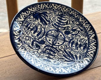 Plato marroquí azul pintado a mano – Plato de cerámica artesanal – Cerámica tradicional marroquí – Decoración de pared azul y blanca – Hogar bohemio mediterráneo