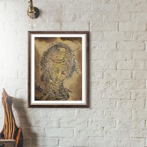 K&ouml;nnte beinhalten: Ein gerahmtes Kunstwerk mit einem surrealen Portr&auml;t einer Person mit strukturiertem, geschichtetem Aussehen. Das Kunstwerk ist &uuml;berwiegend in Braun-, Gold- und Graut&ouml;nen gehalten, mit einem dunkelbraunen Rahmen und einem wei&szlig;en Passepartout. Das Kunstwerk ist an einer wei&szlig;en Backsteinmauer angebracht.