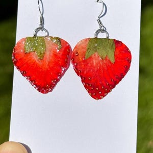 Echte aardbeienoorbellen // Fruitoorbellen // Nieuwigheidsoorbellen // Zomeroorbellen // Harssieraden//verjaardagscadeaus//superdun lichtgewicht