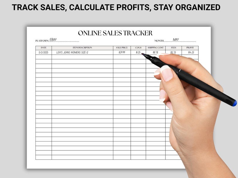 Puede incluir: Un rastreador de ventas impreso en blanco con el texto "TRACK SALES, CALCULATE PROFITS, STAY ORGANIZED". El rastreador incluye columnas para la fecha, la descripci&oacute;n del art&iacute;culo, el precio de venta, los costos, el costo de env&iacute;o, las tarifas y las ganancias.