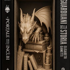 May include: A beige resin book nook insert featuring a dragon perched atop a stack of books, surrounded by miniature candles and a small chest. The insert is positioned between two black books titled "Il Portale Degli Incubi" and "I Guardiani Della Storia".