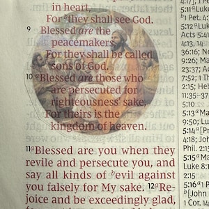 Puede incluir: P&aacute;gina de un libro con texto en rojo y negro y una imagen circular de una escena religiosa. El texto incluye la frase &laquo;Bienaventurados los que procuran la paz&raquo;. La imagen muestra varias figuras.