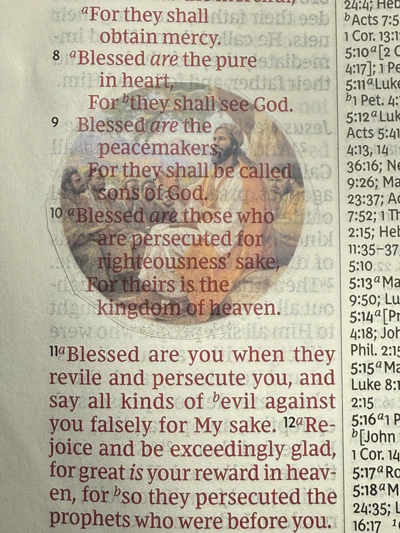 Puede incluir: P&aacute;gina de un libro con texto en rojo y negro y una imagen circular de una escena religiosa. El texto incluye la frase &laquo;Bienaventurados los que procuran la paz&raquo;. La imagen muestra varias figuras.