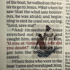 Könnte beinhalten: Eine Seite aus einem Buch mit dem Text "Da sagte er: »Komm! « Und als Petrus aus dem Boot gestiegen war, ging er auf dem Wasser zu Jesus. 30 Als er aber sah, dass der Wind stark war, bekam er Angst; und weil er zu versinken begann, rief er: »Herr, rette mich! « 31 Und sofort streckte Jesus die Hand aus, ergriff ihn und sagte zu ihm: »Du Kleingläubiger, warum hast du gezweifelt? « 32 Und als sie in das Boot gestiegen waren, legte sich der Wind."