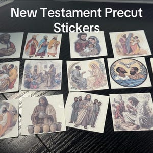 Puede incluir: Un conjunto de pegatinas precortadas con ilustraciones del Nuevo Testamento. Las pegatinas representan varias escenas b&iacute;blicas, incluyendo figuras y eventos religiosos, en un estilo art&iacute;stico y colorido. El texto "New Testament Precut Stickers" est&aacute; en la parte superior.