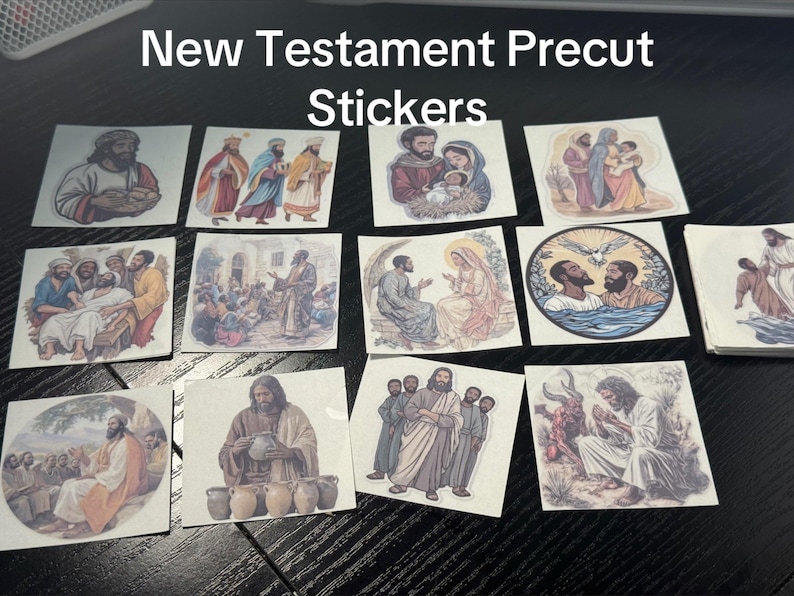 Puede incluir: Un conjunto de pegatinas precortadas con ilustraciones del Nuevo Testamento. Las pegatinas representan varias escenas b&iacute;blicas, incluyendo figuras y eventos religiosos, en un estilo art&iacute;stico y colorido. El texto "New Testament Precut Stickers" est&aacute; en la parte superior.