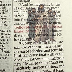 Puede incluir: Una p&aacute;gina de la Biblia, Mateo 5:2, con texto y una ilustraci&oacute;n de Jes&uacute;s y sus disc&iacute;pulos. El texto incluye la frase "Seguidme, y os har&eacute; pescadores de hombres."