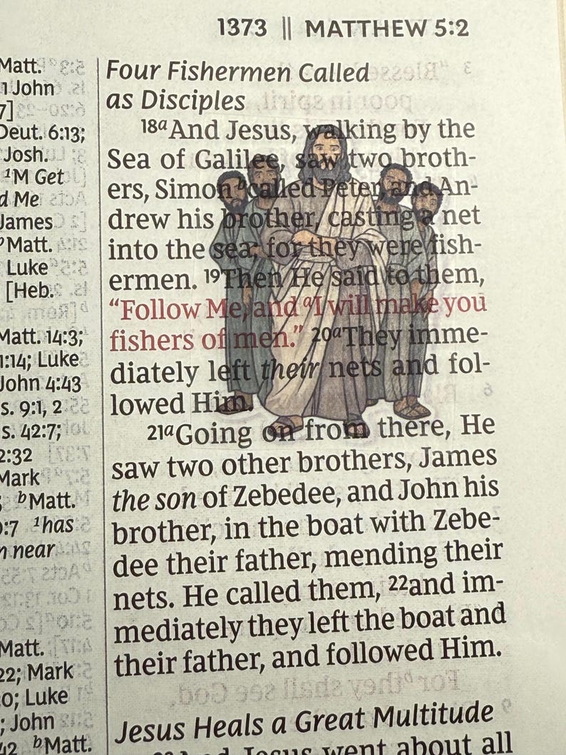 Puede incluir: Una p&aacute;gina de la Biblia, Mateo 5:2, con texto y una ilustraci&oacute;n de Jes&uacute;s y sus disc&iacute;pulos. El texto incluye la frase "Seguidme, y os har&eacute; pescadores de hombres."