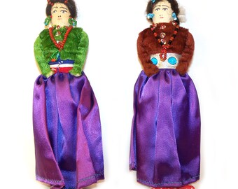 Paar Vintage 1940er Navajo Tourist Souvenir Tuch American Indian Dolls 2 Schwestern in lila Satin mit Perlen
