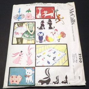 Può includere: Un modello di trasferimento vintage McCall's per motivi di animali da applicare. Il modello include una varietà di animali, tra cui un pavone, un coniglio, un maiale, una puzzola, un gallo e un gatto. Il modello è stampato su uno sfondo bianco con testo blu. Il modello è per l'uso su materiali chiari o scuri. Il modello è 2100 e costa 35 centesimi.
