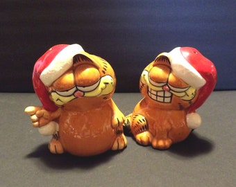 Vintage 1981 Enesco Garfield Cat ceramic Christmas Salt and Pepper Shakers Figurines