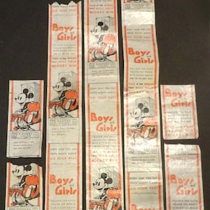 Puede incluir: Una colección de tiras de papel vintage con ilustraciones de Mickey Mouse y texto. Las tiras tienen un esquema de color rojo y blanco, con las palabras "Boys and Girls" y "Western Union". El texto promueve ayudar a Mickey.