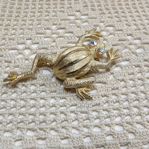 Vintage hoppen kikker geborsteld gouden broche speld met Aurora Borealis strass ogen