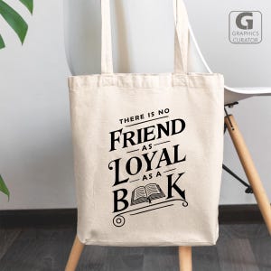 Könnte beinhalten: Eine weiße Canvas-Tragetasche mit schwarzem Text, der "Es gibt keinen Freund, der so treu ist wie ein Buch" lautet. Der Text ist mit einer Buchgrafik und einer dekorativen Schriftrolle gestaltet.