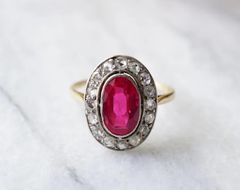 Anello con rubino incastonato a castone e zirconi cubici a taglio ovale, delicato anello di fidanzamento con pavé di diamanti, fede nuziale in oro bicolore per la sposa, anello con gemma d'ispirazione vintage