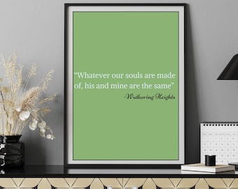 Op de afbeelding: Een groene ingelijste print met een citaat uit Wuthering Heights: "Wat onze zielen ook gemaakt zijn, die van hem en die van mij zijn hetzelfde." Het citaat staat in witte tekst en de titel van het boek in een lichter groen.