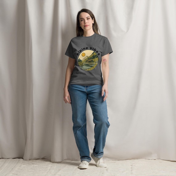 Alpine Vibes T-Shirt – Classic Unisex Mountain Shirt – Hiking Adventure Tee – Gift for Nature Lovers