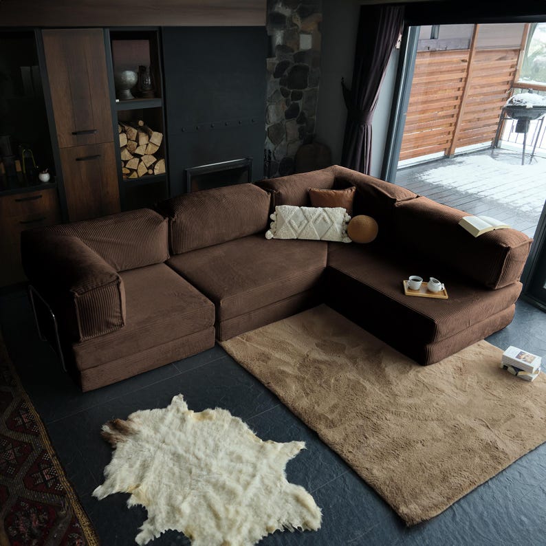 Washable covers sofa arranged with neutral tones, combining easy care with timeless coziness and soft textures.