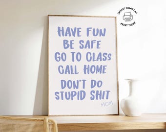 Huisregelsbord | Printbare muurdecoratie voor je studentenkamer | Afstudeercadeau | Preppy studentenkamerdecoratie | Poster met de tekst: Veel plezier, wees veilig, ga naar de les