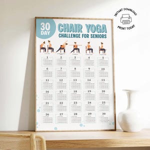 Op de afbeelding: Een ingelijste poster met de titel "30 Day Chair Yoga Challenge for Seniors". De poster bevat illustraties van yogahoudingen en een kalender van 30 dagen. De poster wordt weergegeven op een houten tafel.