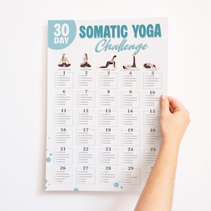 Pode incluir: Um cartaz de desafio de ioga somática de 30 dias. O design em verde-azulado e branco apresenta o texto "30 Day Somatic Yoga Challenge". Inclui ilustrações de posturas de ioga e um layout de calendário com caixas numeradas.