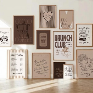 Puede incluir: Un conjunto de doce láminas enmarcadas con ilustraciones y tipografía sobre café en tonos marrón, beige y blanco. Las láminas incluyen textos como Brunch Club, Coffee Menu y diversos gráficos relacionados con el café.