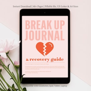 Op de afbeelding: Een digitale tablet waarop een roze en witte break-up journal en herstelgids te zien is. De omslag van het journal heeft een gebroken hartpictogram en de tekst "Break Up Journal & recovery guide". De tablet ligt op een roze en witte ondergrond met roze bloemen.