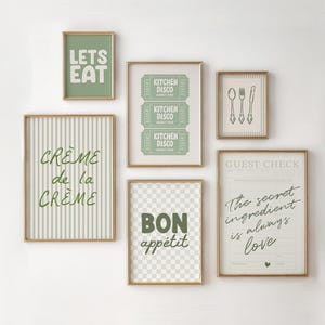 Peut inclure: Plusieurs cadres dorés affichent des phrases comme « Lets Eat », « Crème de la Crème » et « Bon appétit ». D'autres cadres présentent des billets « Kitchen Disco », des couverts et un « Guest Check » avec le texte « The secret ingredient is always love ».