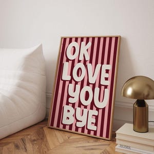 Ok, ik hou van jou muurkunst | Afdrukbare gewaagde kersenrode en roze retro quote poster | Trendy quote halprint | Maximalistische woondecoratie voor het gezin