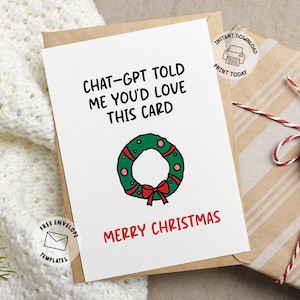 以下が含まれることがあります： 緑のリースイラストと「CHAT-GPT TOLD ME YOU'D LOVE THIS CARD」のテキストが赤で「MERRY CHRISTMAS」の上に書かれたクリスマスカード。カードは茶色の封筒に入っており、背景にはギフトボックスがあります。