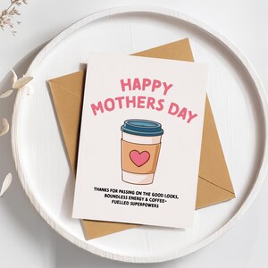 Tarjeta del Día de la Madre / Tarjeta divertida imprimible del Día de la Madre para mamá de la familia / Regalo de agradecimiento para mamá / Mamá necesita café / Tarjeta con juegos de palabras para mamá