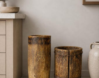 原始的な木製の農場の樽、ヴィンテージのワイン樽、素朴でシックな装飾