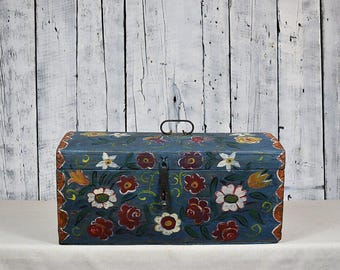 Vintage Wooden Chest / Antique Storage Box / Rustic Treasure Chest / Keepsake Trunk / Decorative Wood Crate / Farmhouse Decor